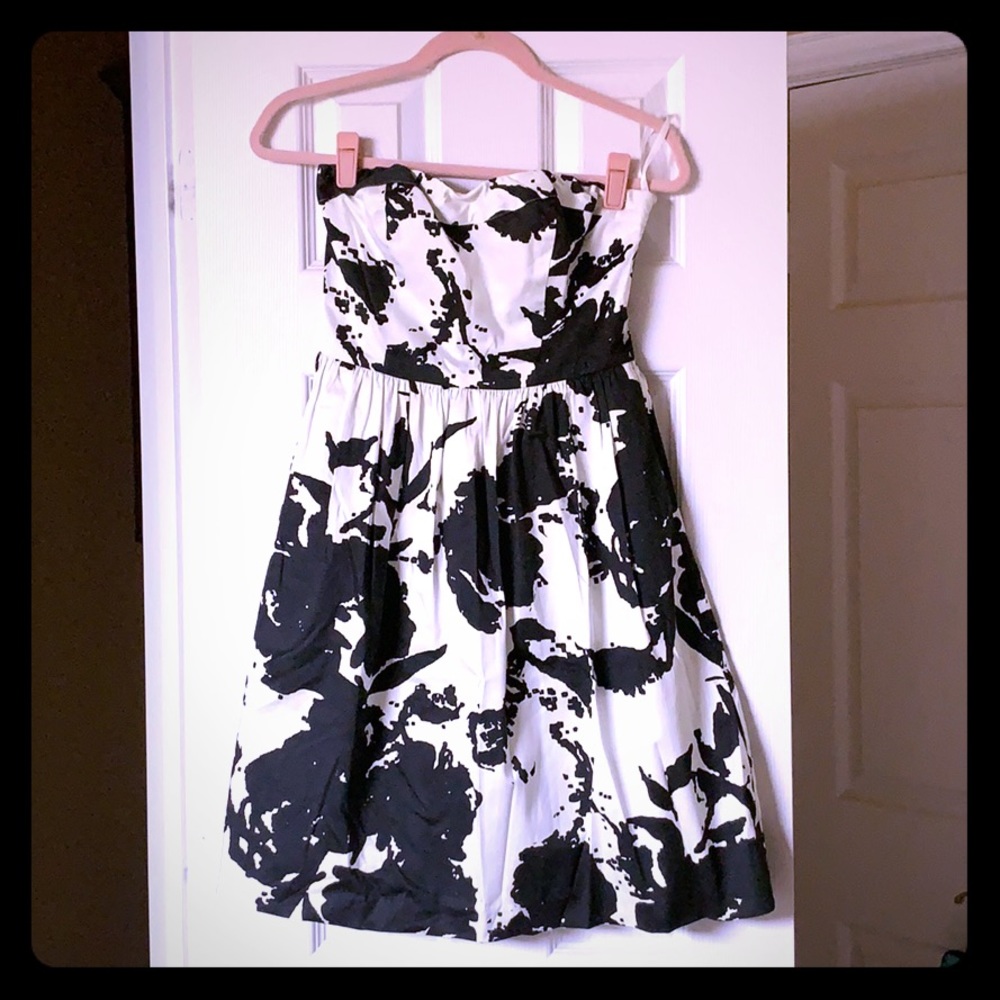 Strapless sweetheart neck knee length dress